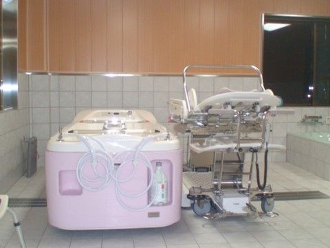 介助の必要な程度に合わせてご利用いただける機械浴装置がある浴室