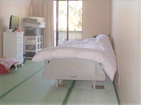 施設には、畳敷きの和室の居室を備えている。靴を脱いでゆったり足を伸ばしてくつろぐことができる。窓が大きく、外の景色を楽しむことができる。