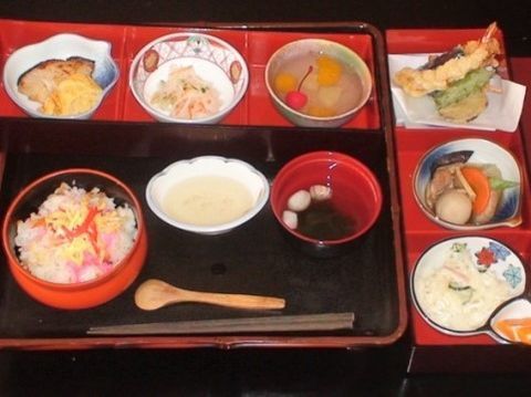 品数も多く、目で見て楽しむことができる食事である。栄養のバランスが考えられたメニューを提供しており、広い食堂にて大勢で楽しむことができる。
