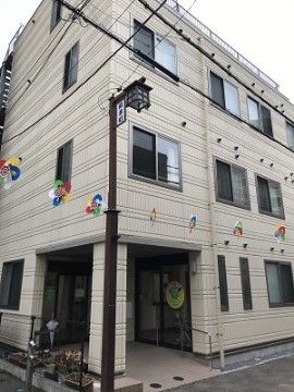 ブラウンとクリーム色をベースにした、落ち着いたシンプルな雰囲気の外観