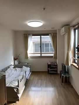 各居室には、日当たりのよい窓があり、エアコンを完備。床はフローリングになっており、安全で利便性の高い介護用ベッドを採用している。