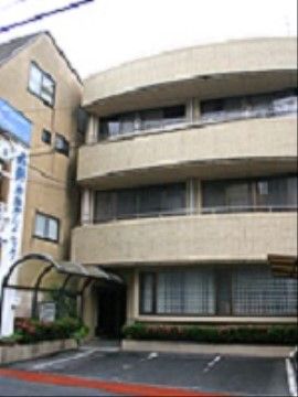 ３階建ての建物である。目の前にコンクリートで舗装された駐車スペースが設けてある。施設前に花壇が設置されている。
