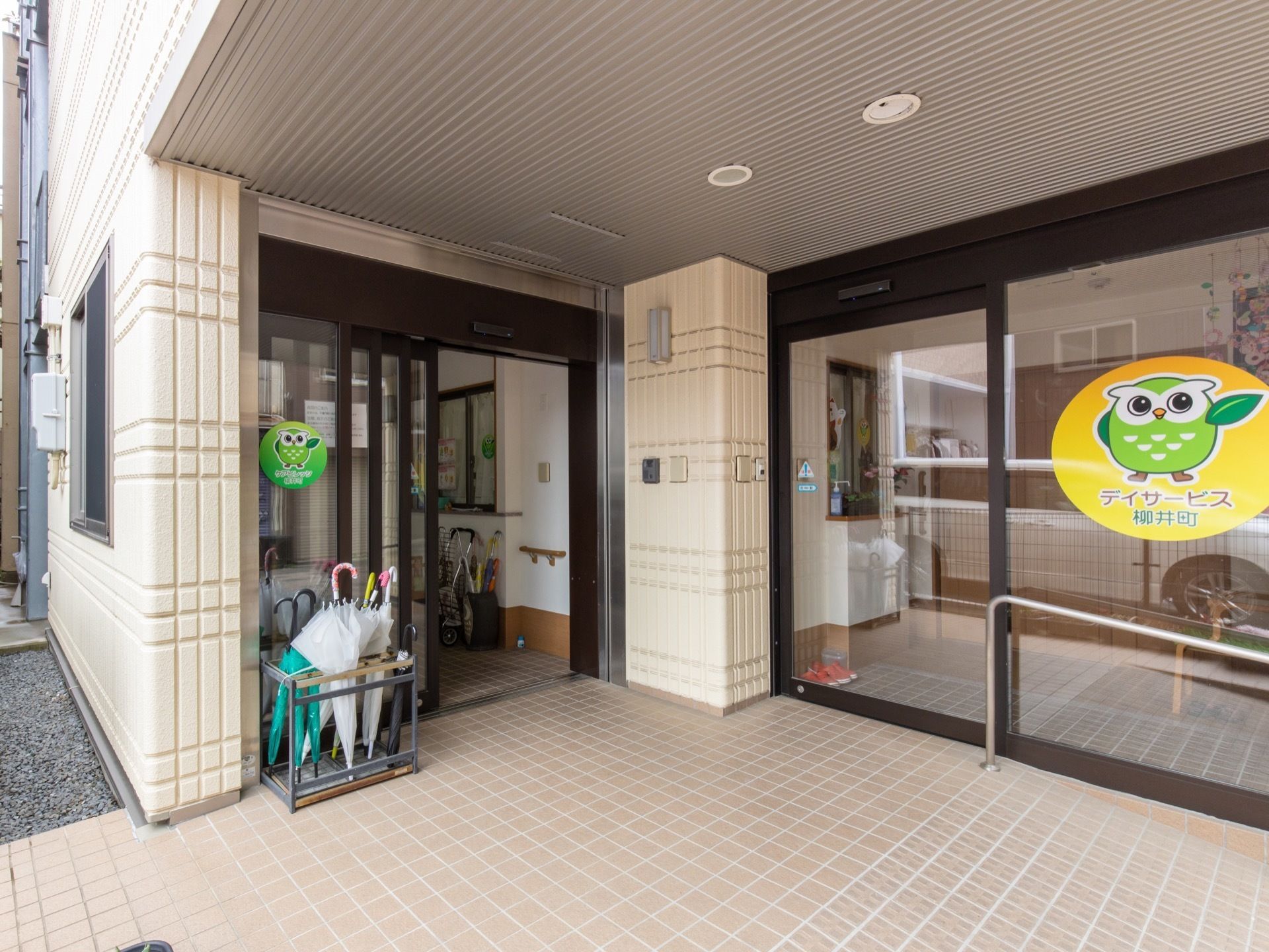 正面玄関は入り口が２つに分かれている。右側がデイサービス、左側が入居者様の住まいの入り口となっている。