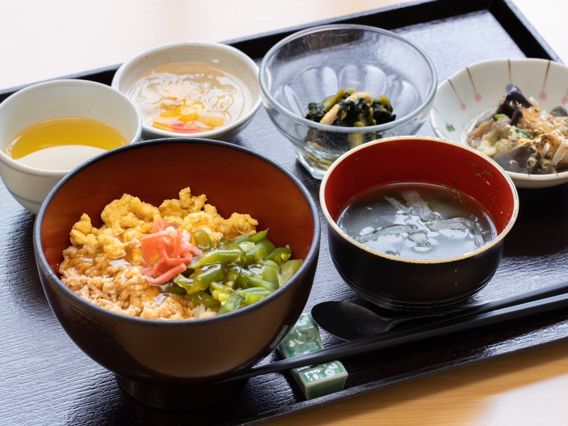 食堂では、入居者様に毎日の食事が提供されている。スタッフとして栄養士がおり、栄養バランスは常に工夫されている。