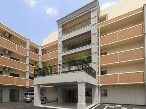 エントランス上の屋根がテラスガーデンになっている正面玄関とマンションのような外観