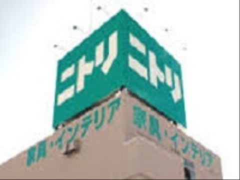 施設周辺は、大型商業施設の建ち並ぶ賑やかな立地である。インテリア雑貨専門の店舗があるので、部屋の模様替えをする時には便利である。