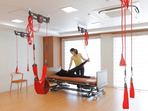 室内にはさまざまな種類のレッドコードが設置され、機能回復訓練を行うことができる。床はフローリングになっており、広い窓が設けられている。