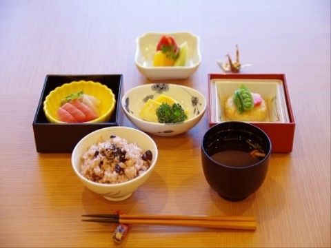 様々な食材を使った彩りの良い食事が並べられたテーブル