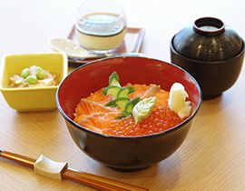 いくらとサーモンの海鮮丼セット
