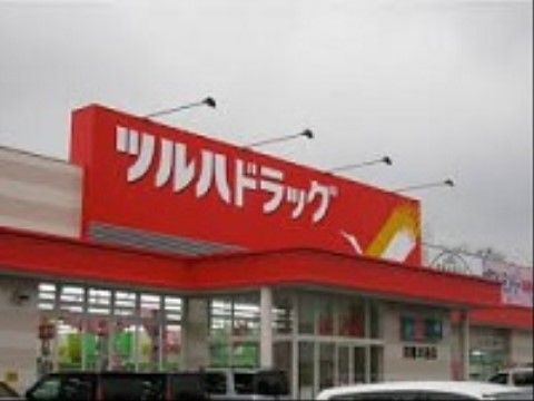 ドラッグストアでは薬だけでなく、日用雑貨から食品まで扱っているため、生活に必要な物が揃っている。営業時間も長いので、急な買い物にも便利。
