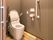 トイレは広く、便器の両側に可動式のひじ掛けがあるので、立ち上がる際に体を支えることができる。温水洗浄便座になっており快適である。