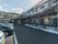 2階建ての建物で、玄関前には屋根が設置されている。施設前に駐車場が用意されており、たくさんの車を停めることができる。