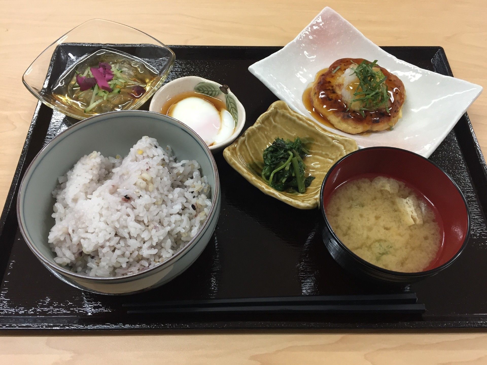 和食が中心の食事は、ボリュームがあり旬の素材を堪能できる。食器類にもこだわり、見た目も美しい料理を提供する。