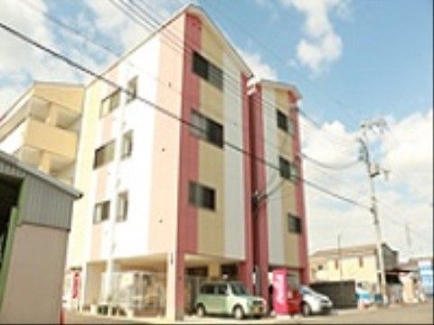 ゆったりとした外観の建物