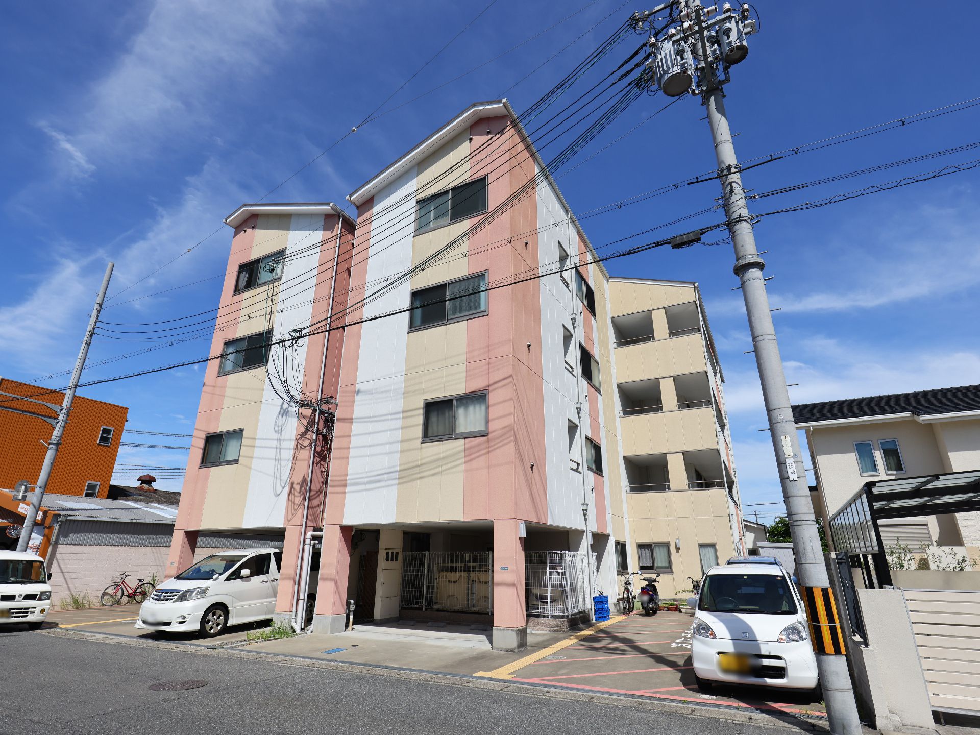 駐車場のある、マンションのような形をした介護施設の外観
