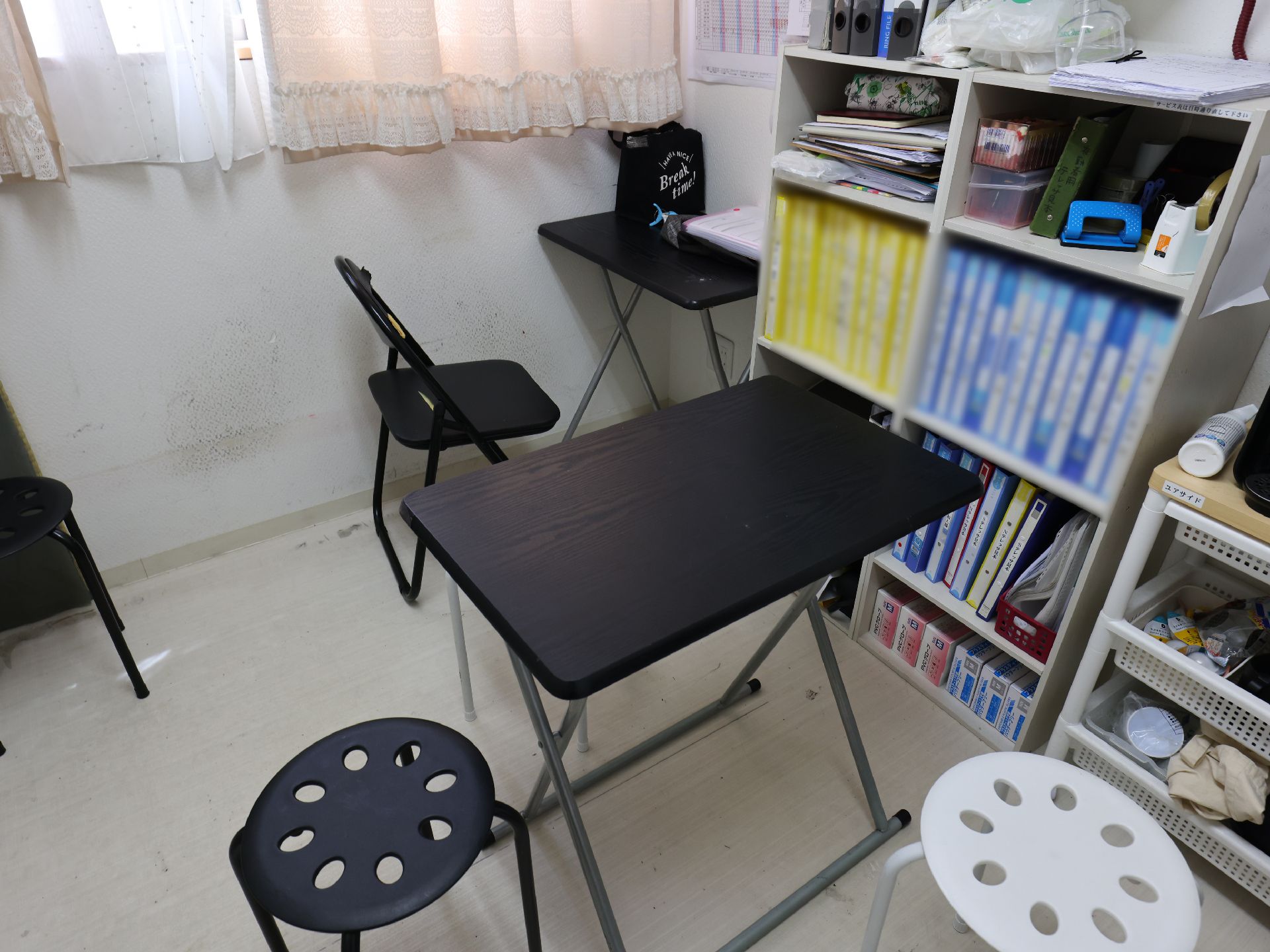 椅子やテーブル、入居者の情報が記述されているカルテが閉まってあるスタッフルーム