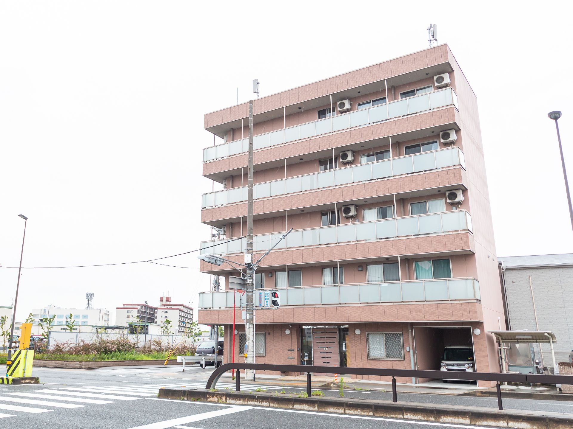周辺にコンビニエンスストアがある施設外観