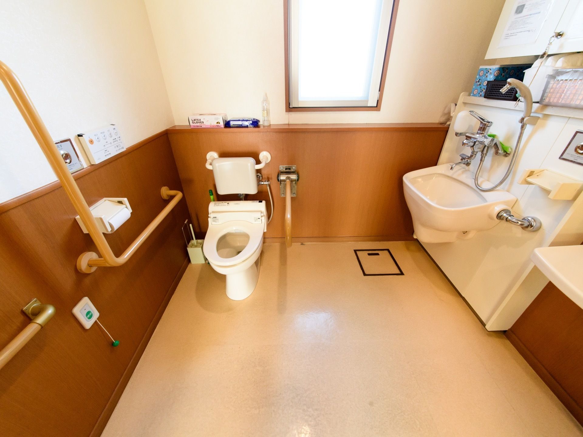 広いスペースが確保されているので、介助者も利用しやすい。壁には安全のため手すりが取り付けてあるので安心である。