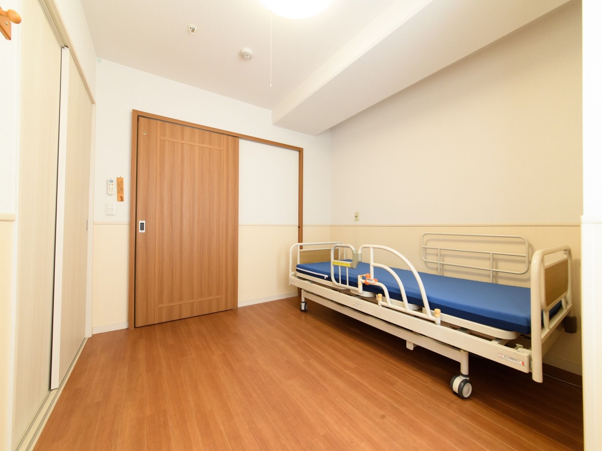 明るい部屋には、介護用ベッドが設けられている。入居者様が体を起こしやすくするための配慮がなされている。