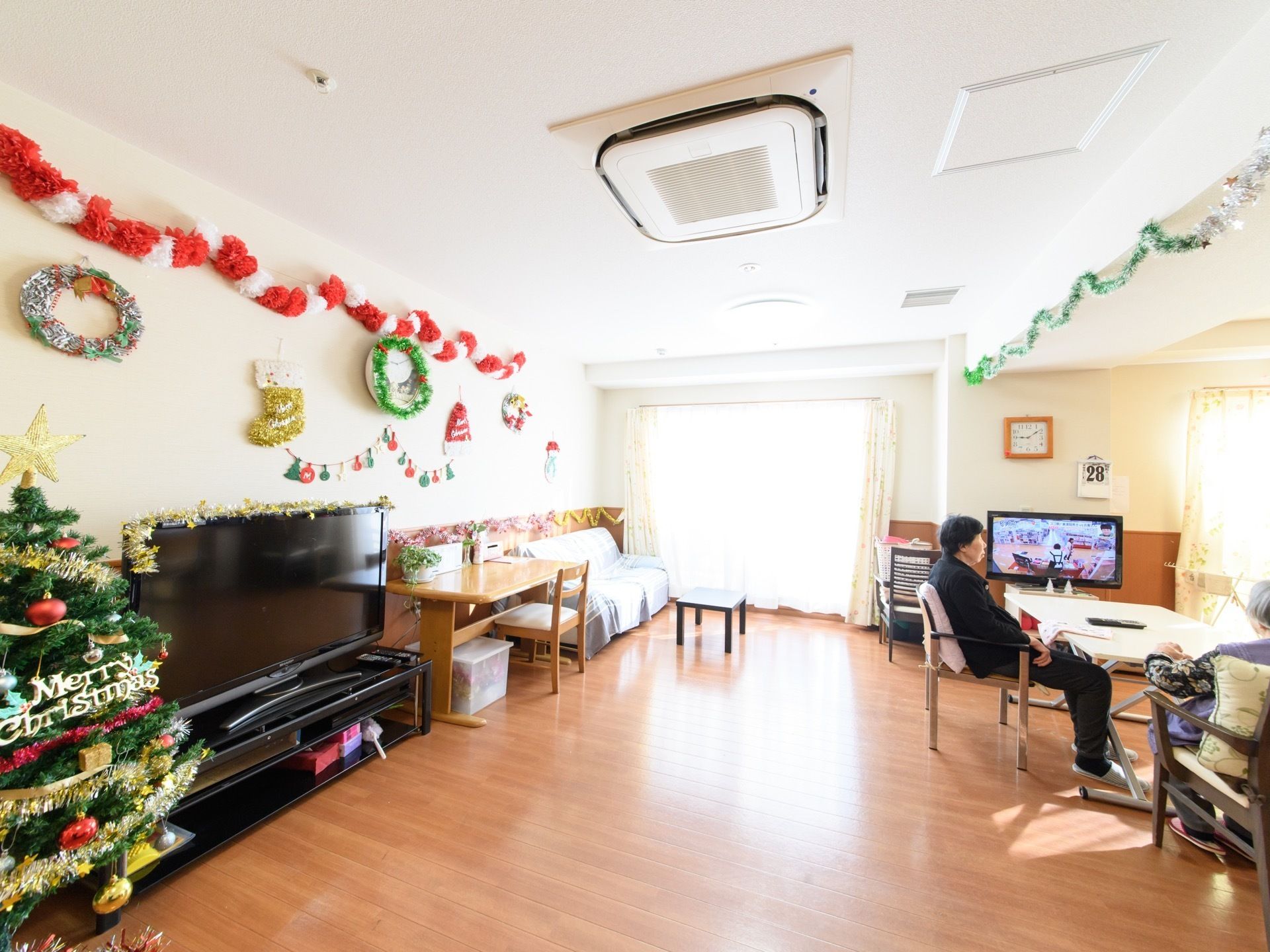 大型のテレビを利用することができる。また、大きな窓により明るい雰囲気の共有スペースで過ごすことができる。