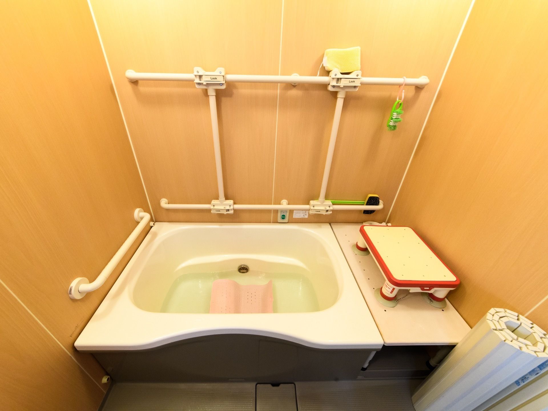 手すりが適所に設置されており、入居者様に安全に配慮のある浴室となっているので、安心して使用する事ができる。