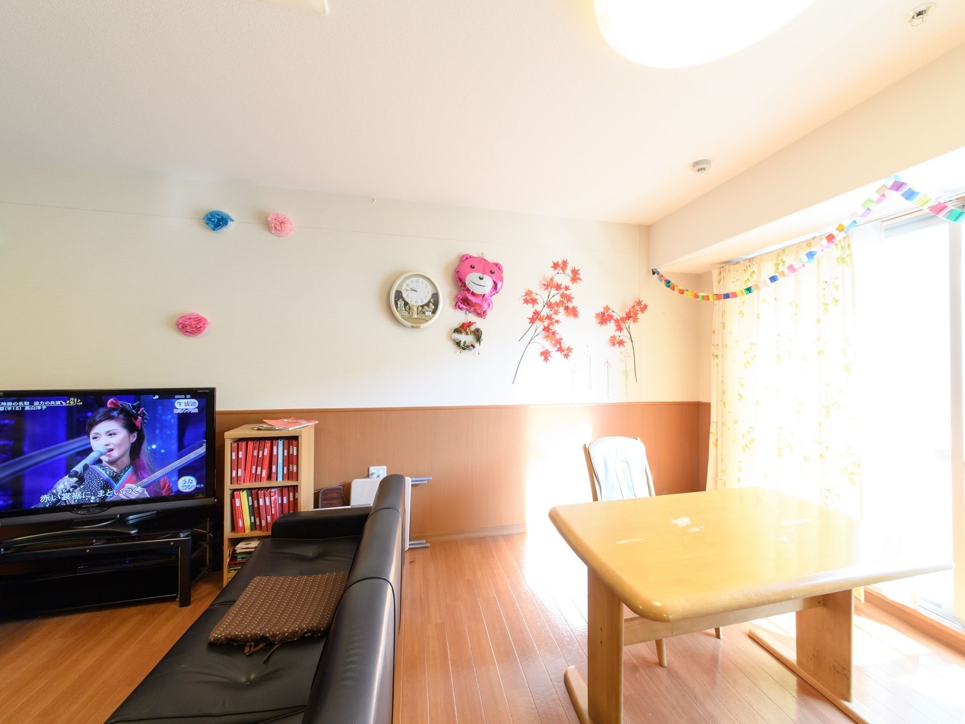 大きなソファーがあるので、大人数でテレビを観る事ができる。また、飾り付けで室内がより明るくなっている。