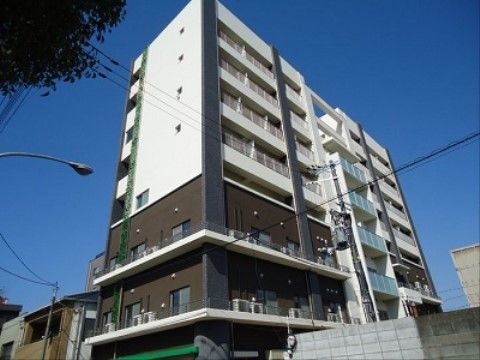 7階建ての大きな建物である。洗練された色合いで、高層部は白く、他は茶色である。建物の近くには街灯がある。
