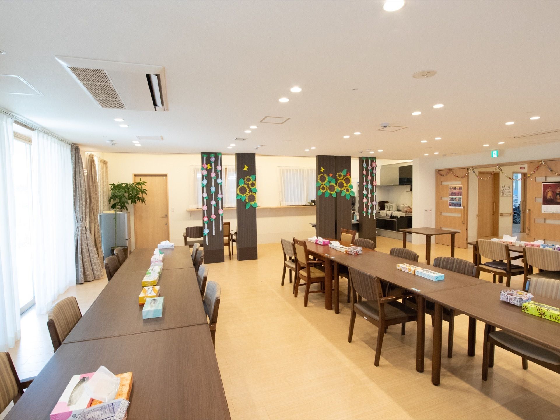 広々とした日当たりの良い部屋に、テーブルと椅子が整然と配置されている。出入り口は両開きの引き戸で間口が大きく出入りしやすい。