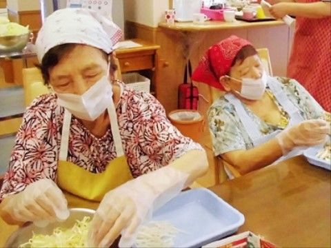 楽しそうな料理活動ダイニング
