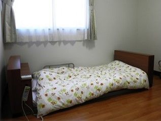 部屋は個室タイプになっているので、今まで生活していた時と同じような雰囲気で、入居者様は過ごすことができる。