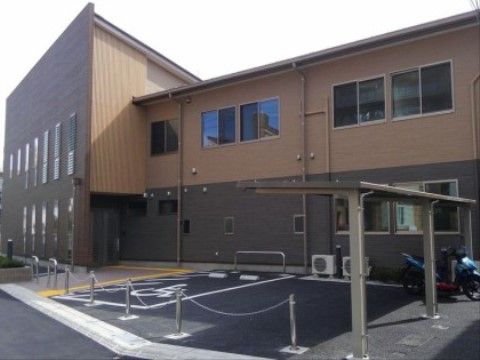 車いすマークのある駐車スペースと、屋根付きの駐輪スペース