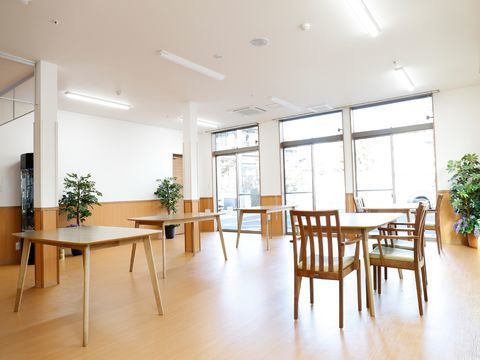 共有で使用する部屋。外にもつながる大きな窓があり大変明るく、テーブルやいすが設置されている。観賞植物が置かれている憩いの場所である。
