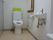 ゆとりあるスペースのトイレには手すり、手洗いが設置されている。車椅子での使用もストレスを感じることが少ない。