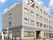 交差点の角地に建つ爽やかな淡い青色の建物で分かりやすい立地。通りに面している為に、車での来訪もしやすい。