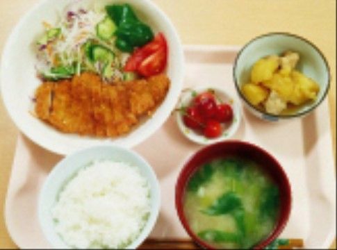 色とりどりの野菜とお肉がバランス良く使用された施設の食事