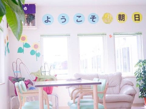 室内の壁に飾られた、入居者や来訪者を歓迎する手作りの装飾