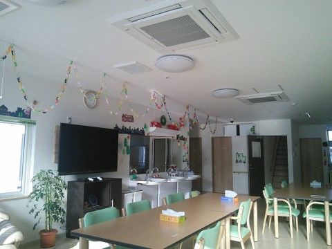 リビングは色とりどりの折り紙や小物で飾り付けられている。テレビ鑑賞や、入居者様で談話を楽しむことができる。