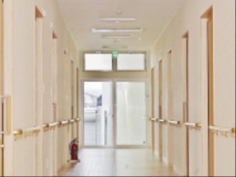 余裕をもった設計の通路。手すりが全面的に取り付けられており、安全に移動できる。消火器具が設置されている。