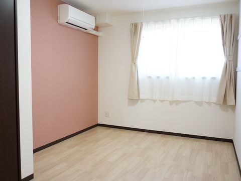 窓から明るい日差しが差し込み、段差のないフラットな床の洋室