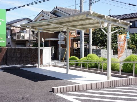 住宅地に位置する施設駐車場の一角にある屋根付き駐輪場