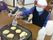 協力しながらホットプレートでお食事作りを楽しむ入居者