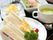 サンドイッチは味や見た目が単調にならないように配慮をしている。パセリやケチャップがお皿に色を添えている。