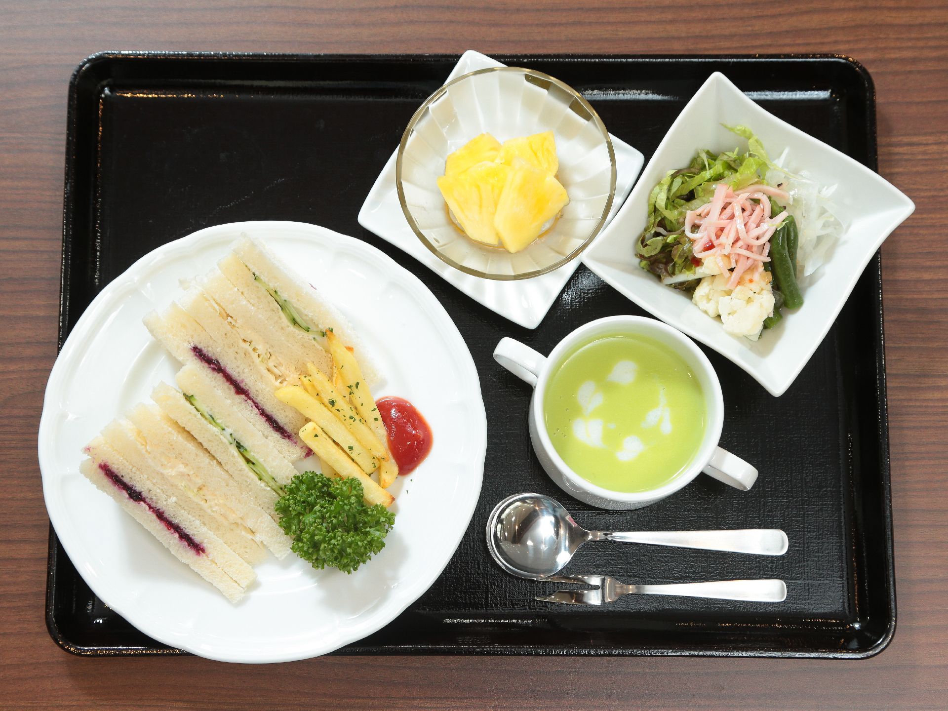 彩りと栄養バランスを考えた食事をトレイに乗せて提供。素材を細かくしているため、歯が悪い利用者も食べやすい。