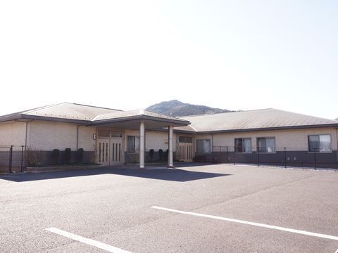 施設は舗装された広い敷地の中に建つ平屋建てである。周辺にも高い建物はなく、太陽の明るい日射しが降り注いでいる。