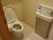 居室には洋式トイレが設置されている。個室内に手洗い用の洗面台も設けられている。プッシュ式の水栓である。