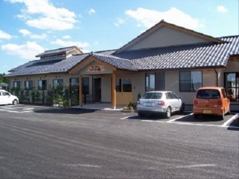 和風で心落ち着く１階建ての建物である。広々したコンクリート敷地を設けており、複数の駐車場を完備している。