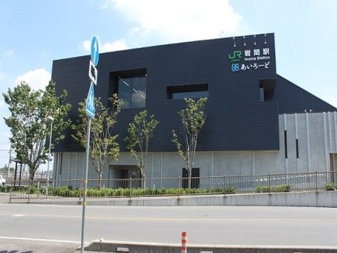濃いグレーと明るいグレーの２色を施した、現代的な建物である。なだらかなスロープが備え付けられている。