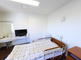 明るい個室の介護施設の部屋