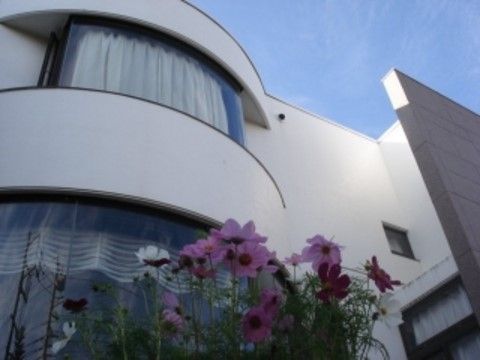 白い外壁に黒い縁が付いている。窓のサッシも黒色である。一部だけ茶色い外壁を採用しており、ワンポイントになっている。