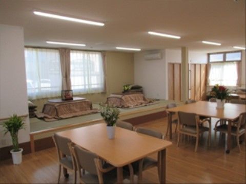４人掛けのテーブルセット、座敷にはこたつが置かれてある。入居者様が思うように利用できるよう、工夫された空間。